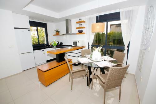 Fantastic Home With Ac, Pool And Bbq