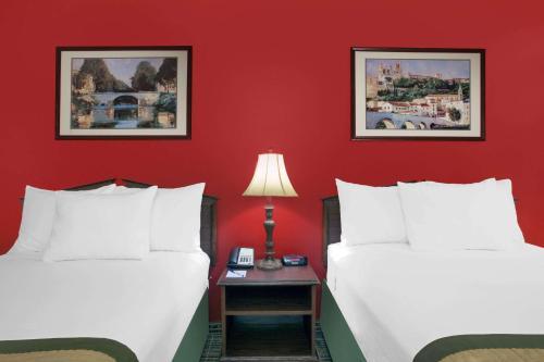 Hotel Baymont Inn & Suites