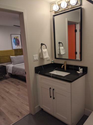 Hotel 4411 Inn & Suites