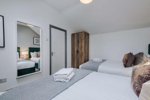 Coach House - 4 Bedrooms - Beautiful Church Views - Free Parking