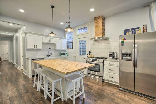 Chic Escape With Furnished Deck Walk To Cafes!