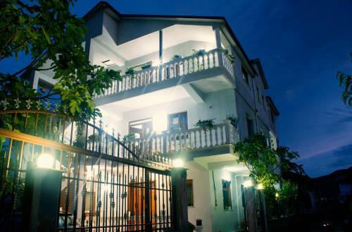 Hostal Rent Rooms Villa Ismolli