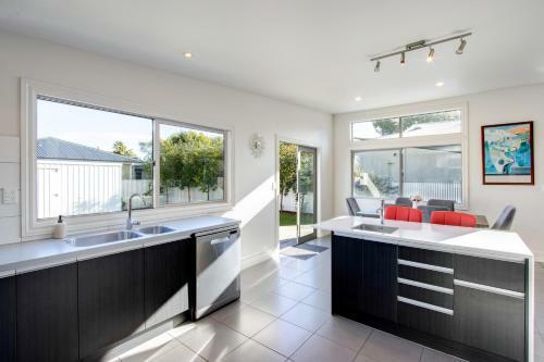 Coastal Villa - Napier Holiday Home