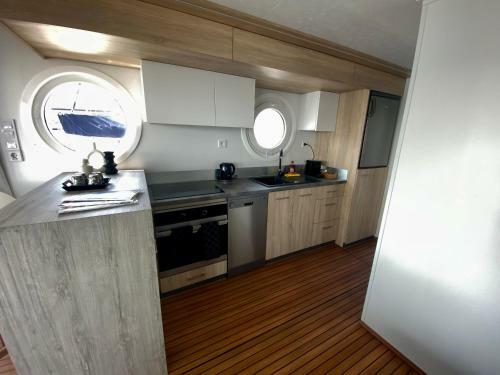 Luxurious Houseboat - Modern