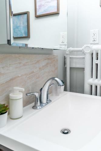 Upscale 2br With King Bed - Boutique Apartment - Prime Location