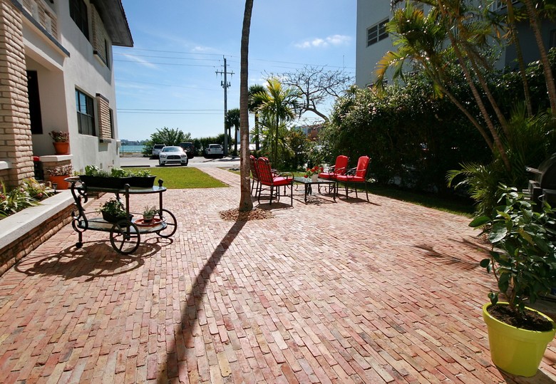 Miami Whitehouse Apartments