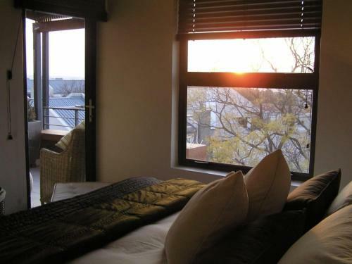 Lovely 2 Bed Upstairs Apartment In Bryanston
