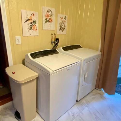 Tranquil Cottage Getaway W/ Huge Deck