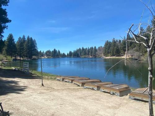 Tranquil Cottage Getaway W/ Huge Deck