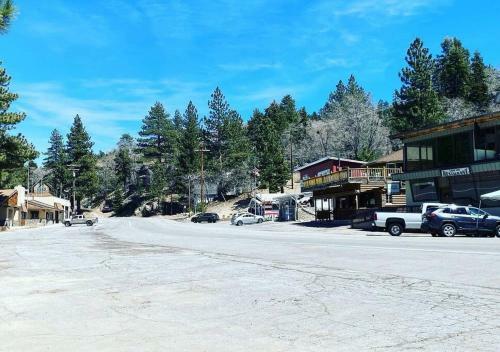 Tranquil Cottage Getaway W/ Huge Deck