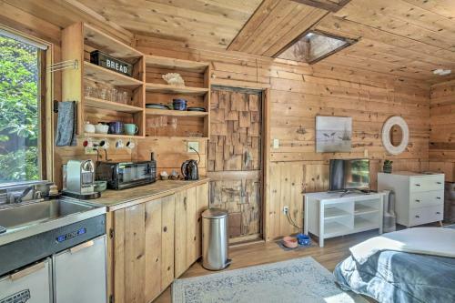 Apartamento Enchanting Studio With Garden About 1 Mi To Beach!