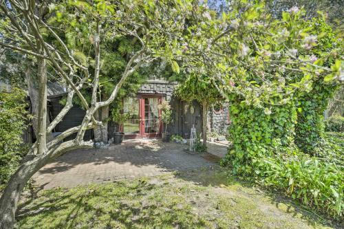 Apartamento Enchanting Studio With Garden About 1 Mi To Beach!