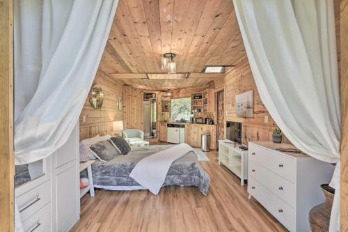 Apartamento Enchanting Studio With Garden About 1 Mi To Beach!