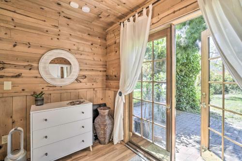 Apartamento Enchanting Studio With Garden About 1 Mi To Beach!