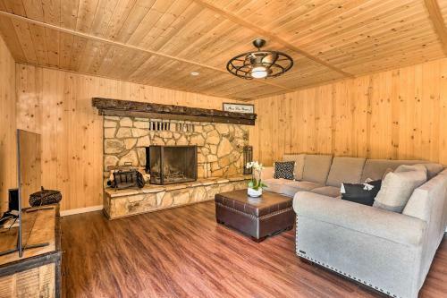 Spacious Lake Arrowhead Cabin With Jacuzzi Spa!