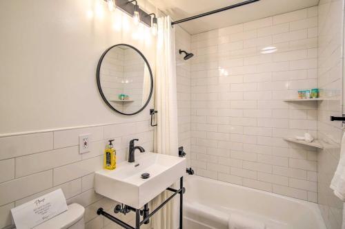 Modern North Bay Home With Pool Table And Patio!