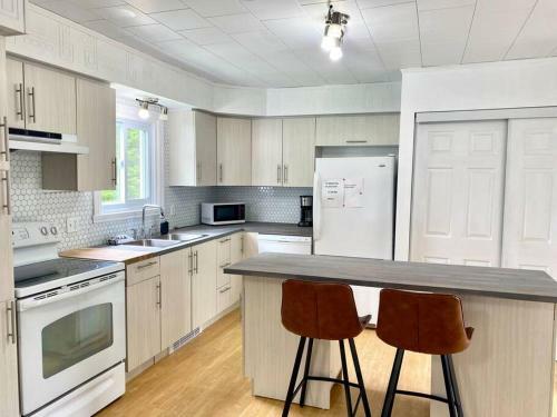 Le Barth�lemy. Piscine Int�rieure.