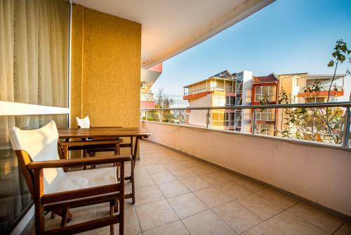 Sveti Vlas Beachfront Apartment