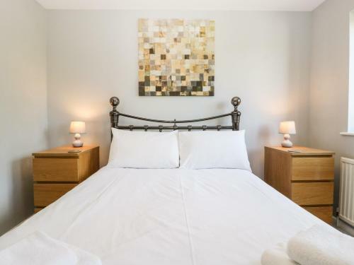 16 Mythern Meadow