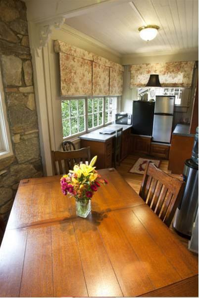North Lodge On Oakland Bed And Breakfast