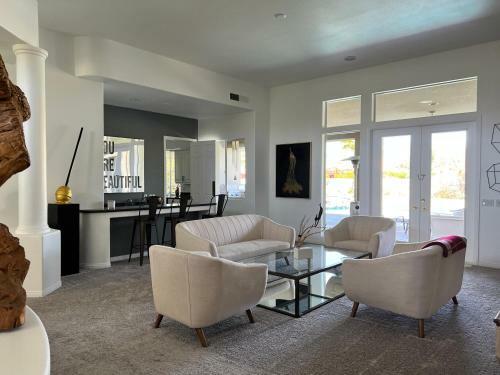 Art Lover's Paradise In Rancho Mirage!
