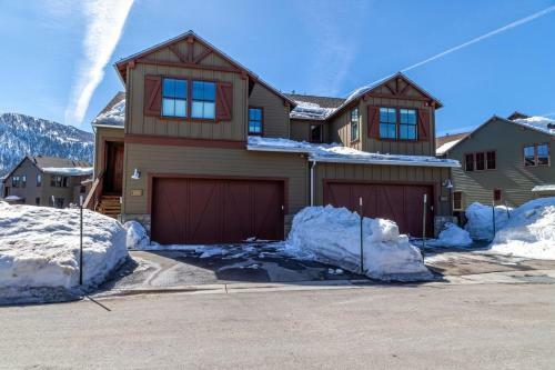 #495- Stunning Creekhouse