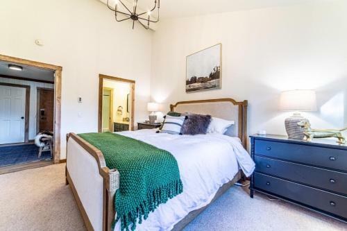 #490 - Modern, Rustic Mammoth Condo, Mountain Views & Spa