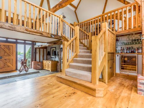 Pass The Keys Large Converted Barn With Pool, Gym And Gardens