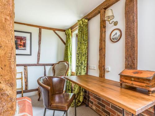 Pass The Keys Large Converted Barn With Pool, Gym And Gardens