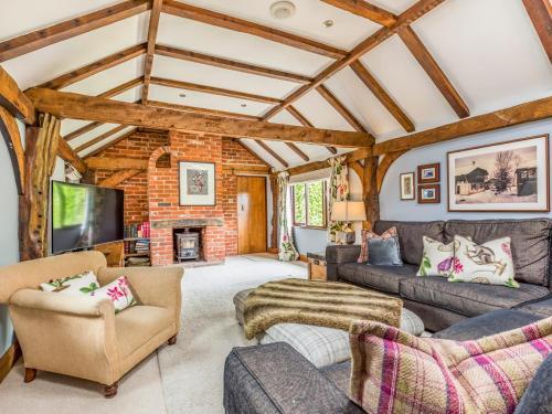 Pass The Keys Large Converted Barn With Pool, Gym And Gardens