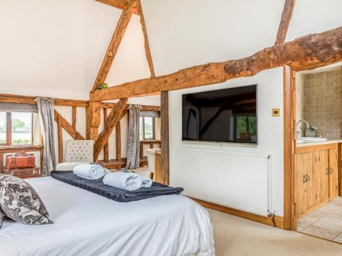 Pass The Keys Large Converted Barn With Pool, Gym And Gardens