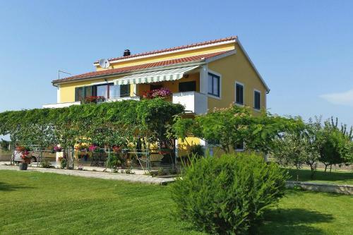 Happy Apartments, Biograd