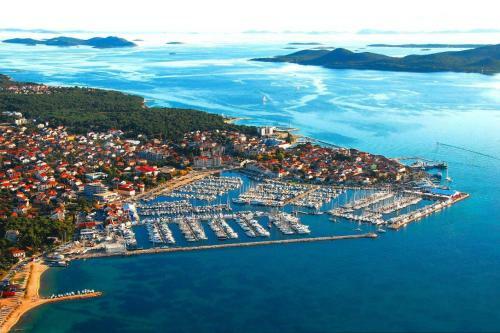 Happy Apartments, Biograd