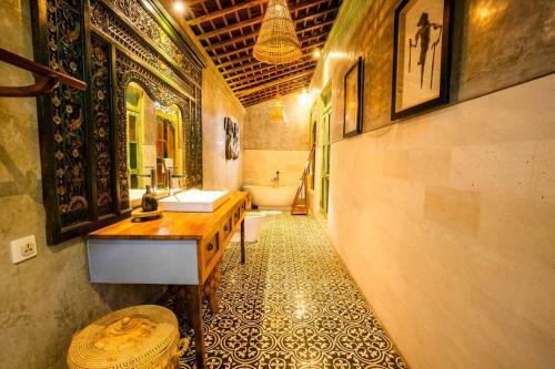 Villa Romantic Balinese Gem, Walk To Beach