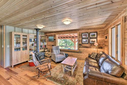 Idyllic Twin Lakes Escape With Deck And Fire Pit!