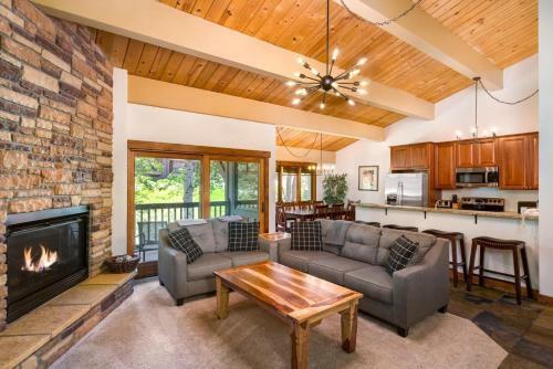 #1006 - Spacious Mountain Condo, Spa & Walk To Gondola