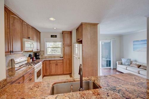 Tower Shores -- 39562 Admiral