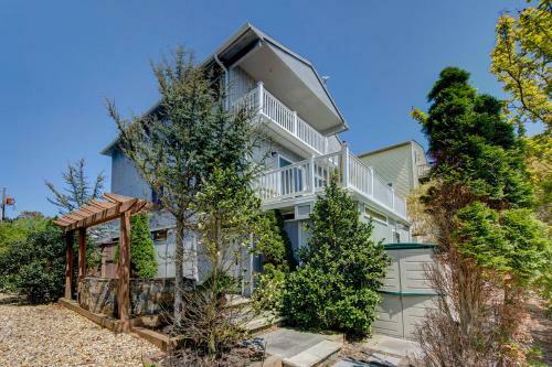 Tower Shores -- 39562 Admiral