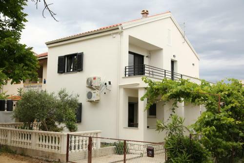 Studio Apartment Gea - Peaceful & Quiet - Queen Bed, Modern, Parking