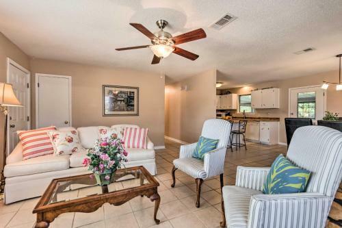 Sunny Gulf Breeze Home With Fire Pit And Grill!