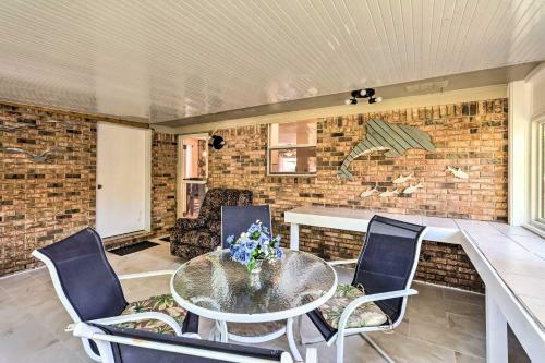 Sunny Gulf Breeze Home With Fire Pit And Grill!