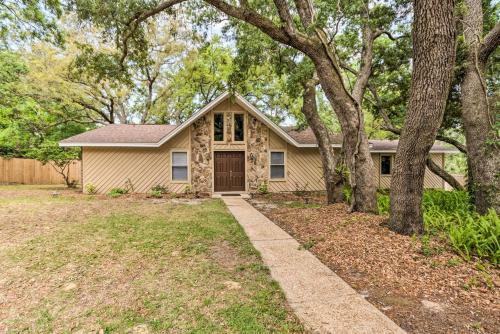 Gorgeous Home Sunroom About 3 Mi To Beach Hike!
