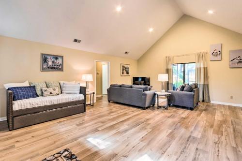 Gorgeous Home Sunroom About 3 Mi To Beach Hike!