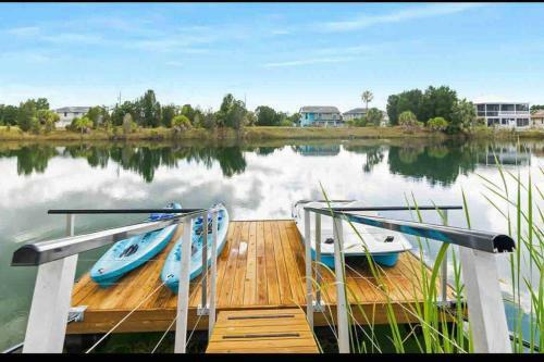 Paradise * Pool/tropical Sunsets/kayaks/fishing!