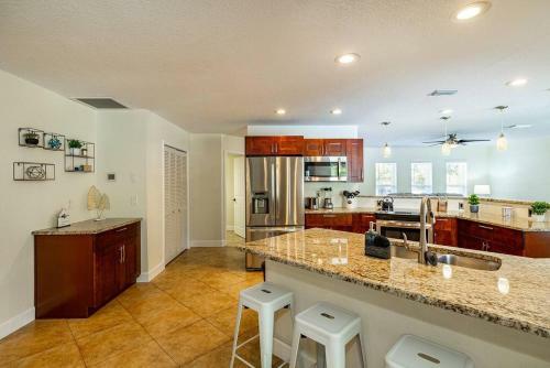 Spacious Pool Home With Putting Green, Sleeps 18!!