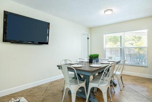 Spacious Pool Home With Putting Green, Sleeps 18!!
