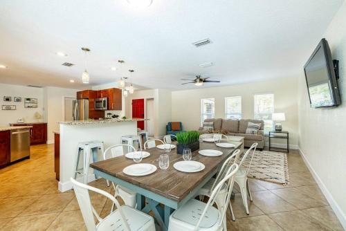 Spacious Pool Home With Putting Green, Sleeps 18!!