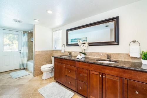 Spacious Pool Home With Putting Green, Sleeps 18!!