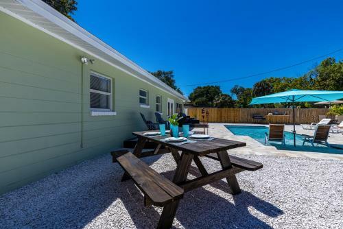Beautiful Pool Home Minutes Away From Indian Rocks Beach!!