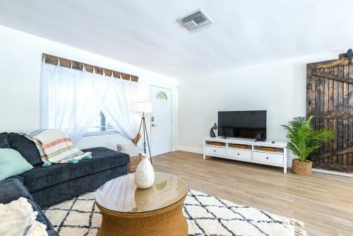 Beautiful Pool Home Minutes Away From Indian Rocks Beach!!